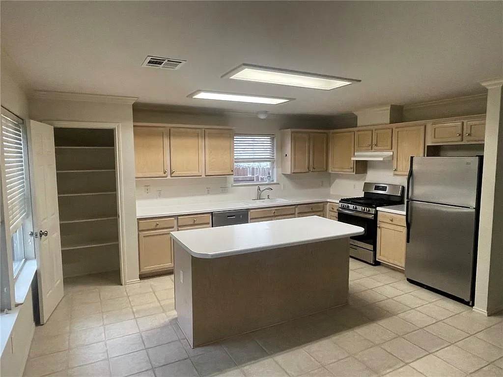 4 bed, 2.5 bath, 2161 sqft, $2,095 — Photo 4