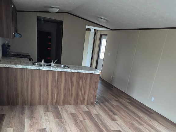 5th image of 47 Oak St
