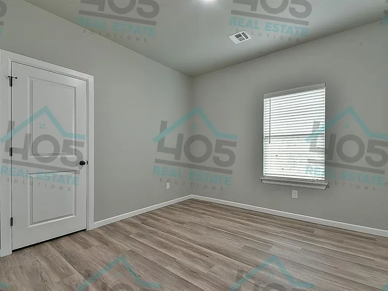 2811-2813 Josie — Photo 18