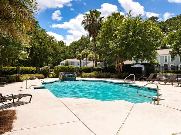 1021 Fountain Lake Dr, Brunswick, GA 31525