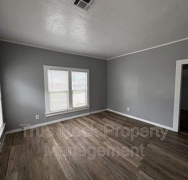 225 N Hope St — Photo 2