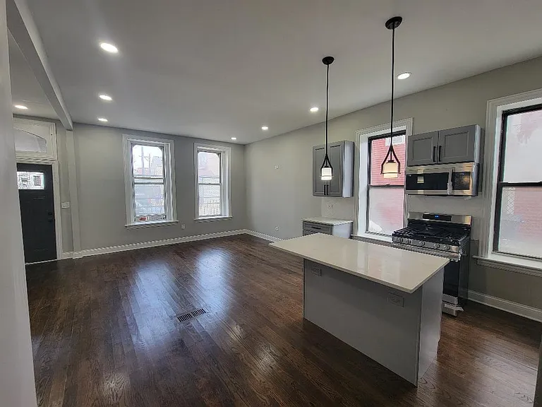 1157 W 19th St #1 — Photo 17