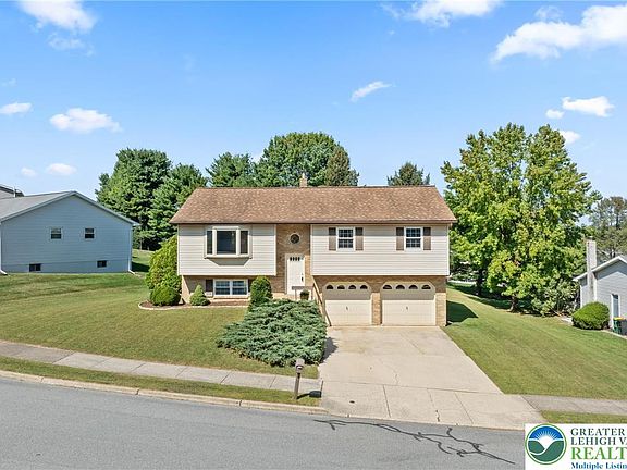 4th image of 975 Hillcrest Dr S