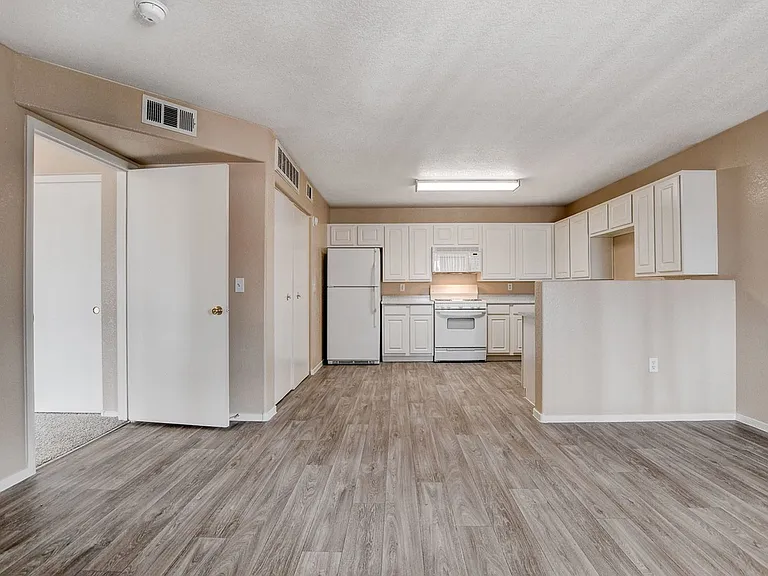 1220 Tree Line Dr — Photo 16