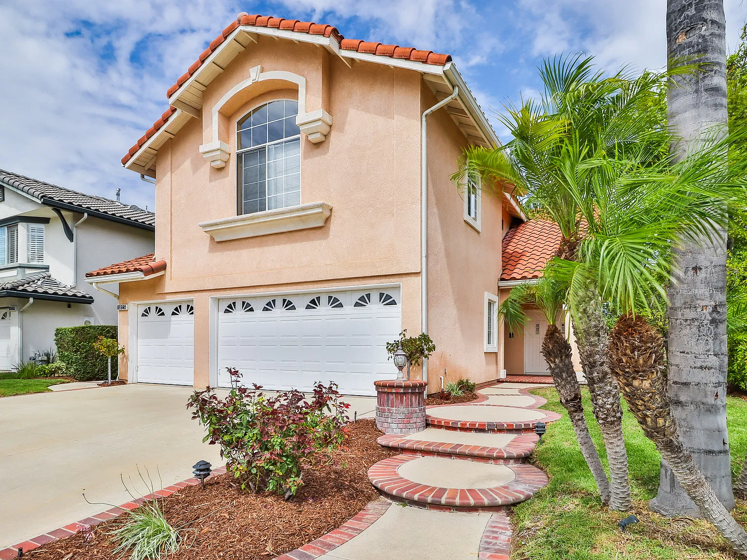 3 bed, 2.5 bath, 1986 sqft, $4,600 — Photo 2