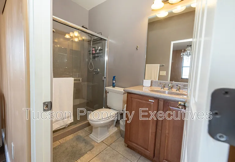 123 E Castlefield Cir — Photo 9