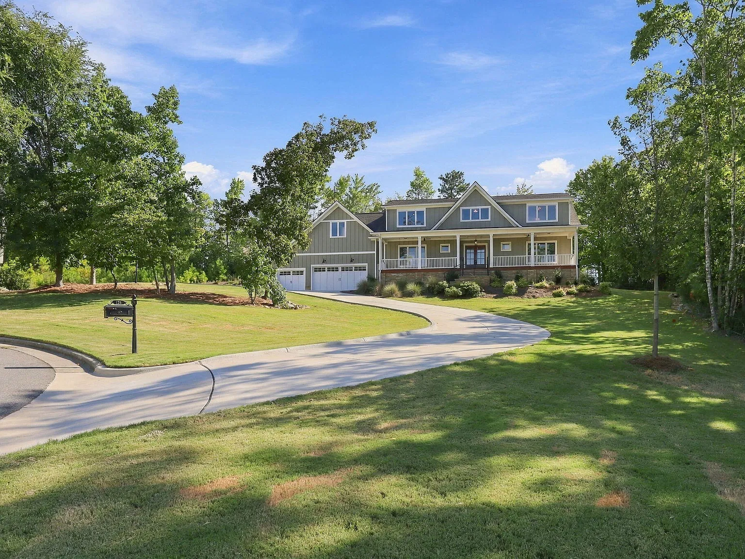 5 bed, 4.5 bath, 4375 sqft, $6,300 — Photo 2