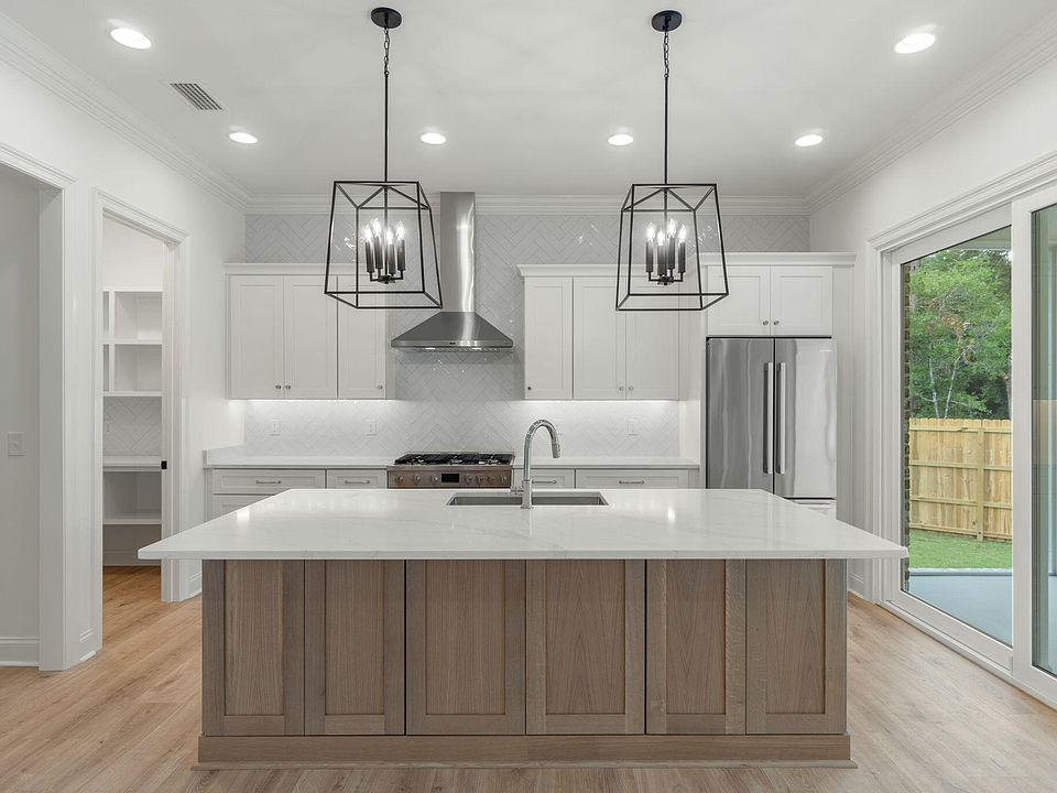 1st image of 586 Tulip Tree Way