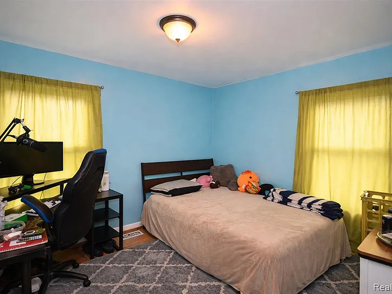 125 E Thirteen Mile Rd — Photo 12