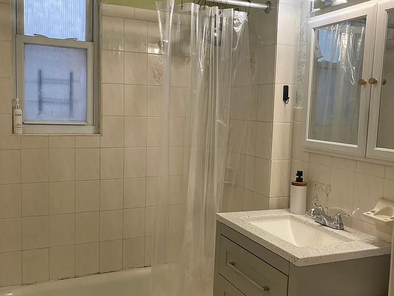1972 Powell Ave #1 — Photo 3