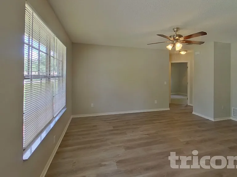 2159 Acorn Mnr — Photo 2