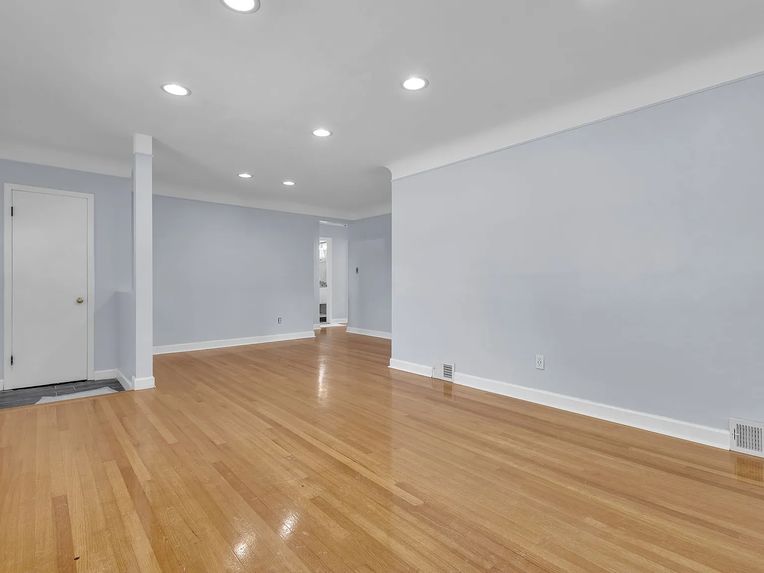 3 bed, 1.5 bath, 1168 sqft, $2,000 — Photo 2