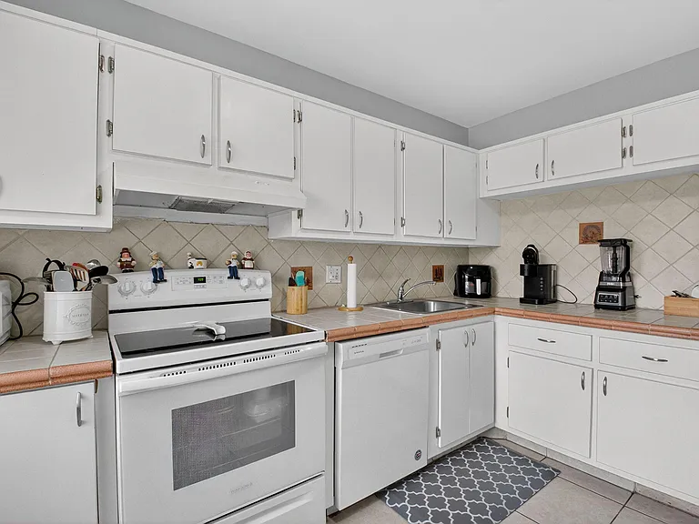 21214 Lago Cir #8F — Photo 9