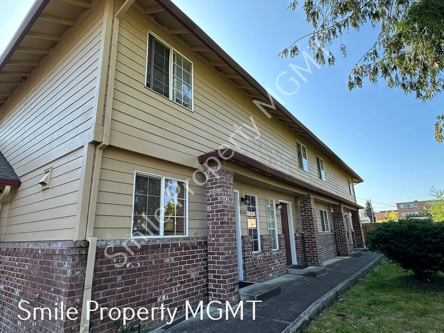 A lovely two-story duplex located in SE Powell Portland. — Photo 2