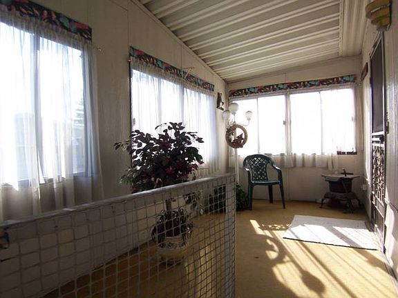 Partially enclosed deck