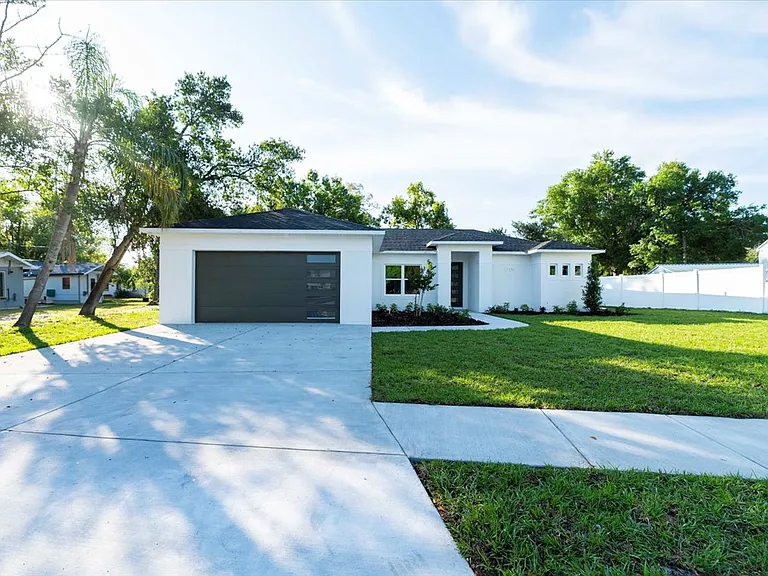 1709 Holly Rd — Photo 1