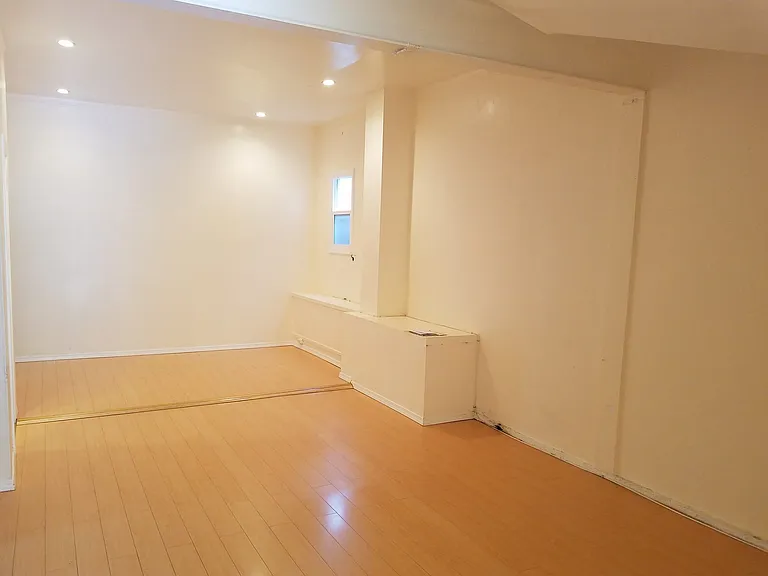 1542 Baker St — Photo 3
