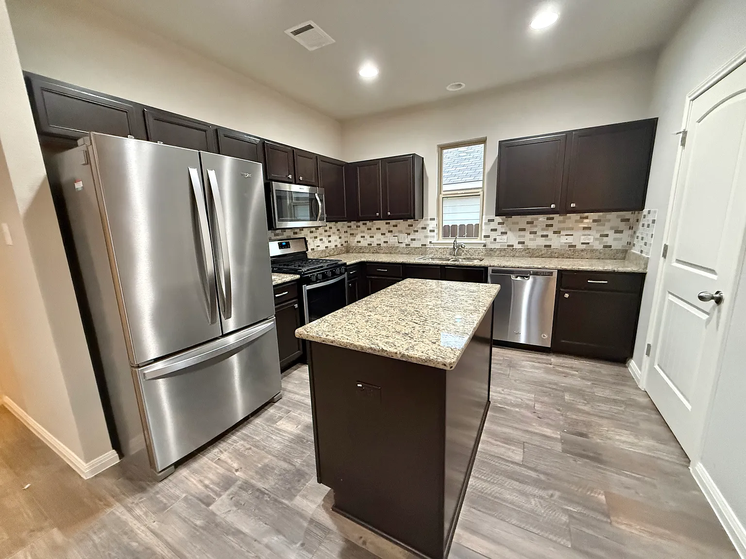 3 bed, 1104 sqft, $1,899 — Photo 3