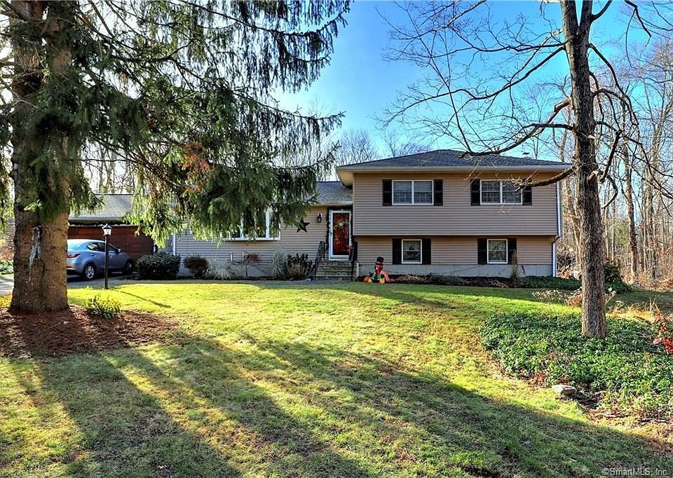Well maintained tri-level home situated on level lot on quiet country road!