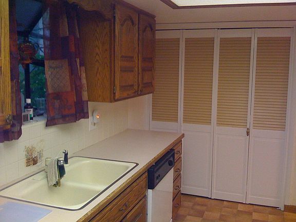 Kitchen (enclosed washer/dryer)