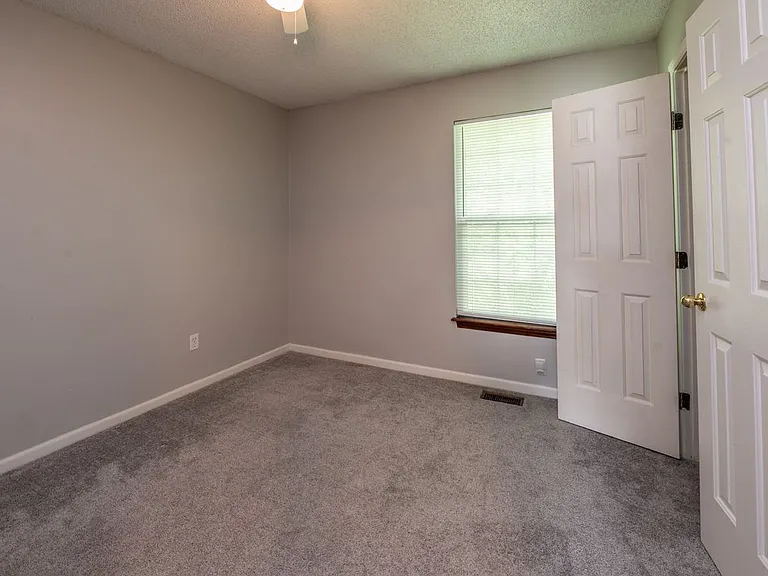 8906 NE 73rd Ct — Photo 9