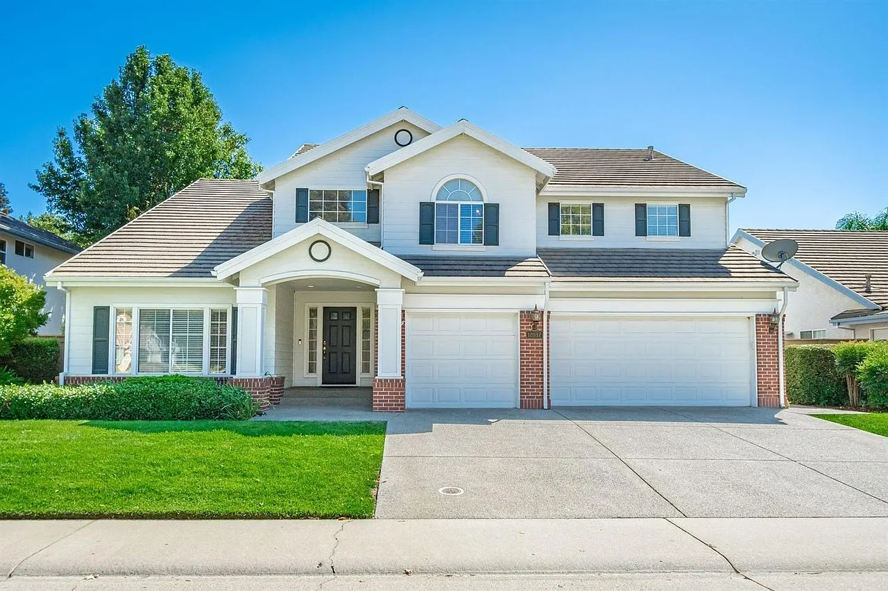 6 bed, 3611 sqft, $4,800 — Photo 1