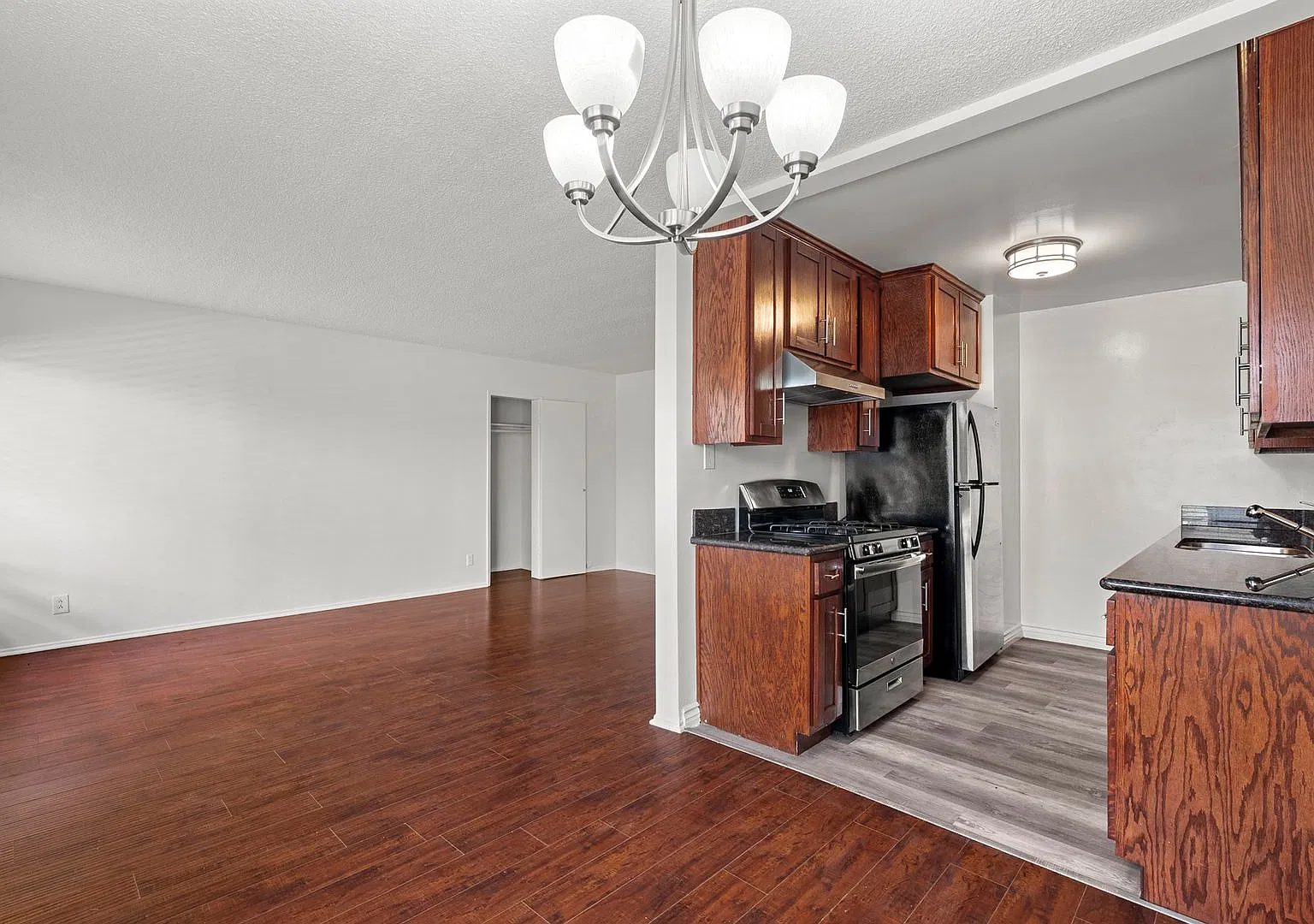 Spacious 2-Bedroom Near Beverly Hills 1 Month Free! — Photo 2