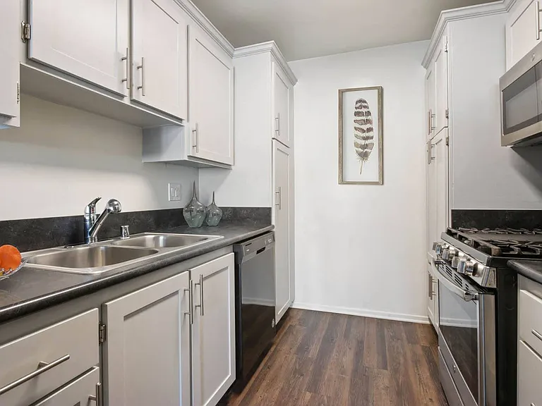 Rose Apartments — Photo 7