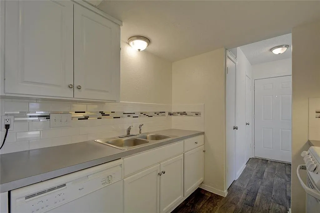 2 bed, 1.5 bath, 900 sqft, $1,295 — Photo 2