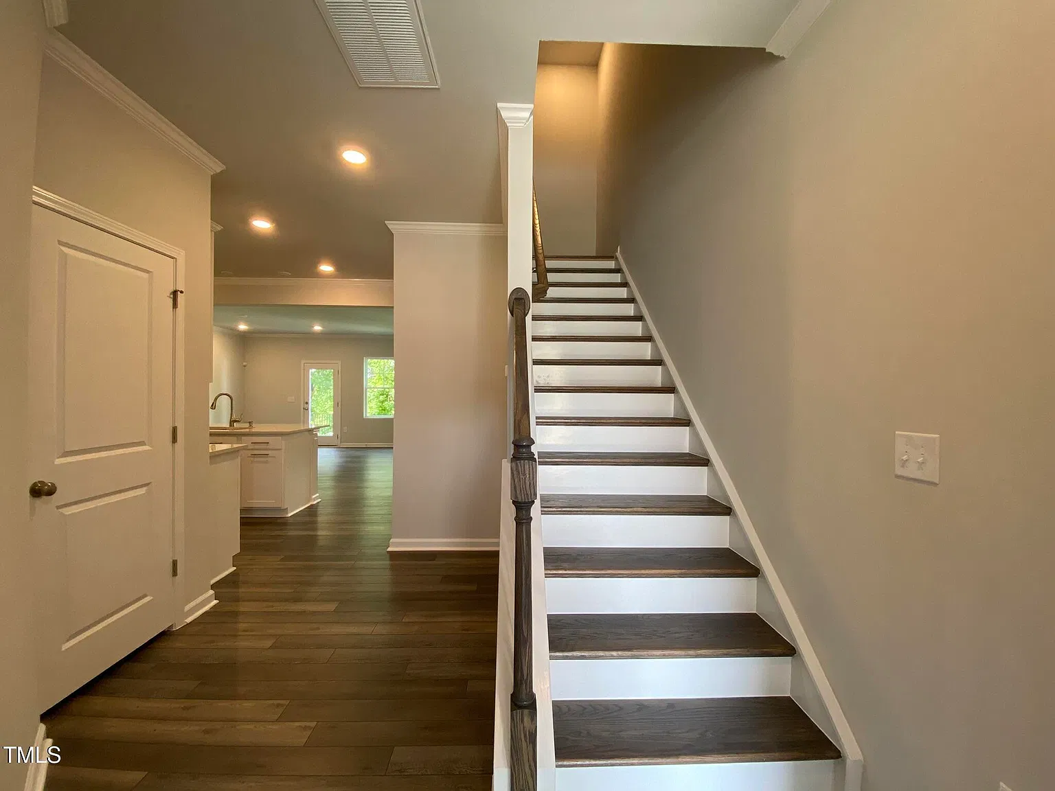 3 bed, 2.5 bath, 1950 sqft, $2,100 — Photo 4