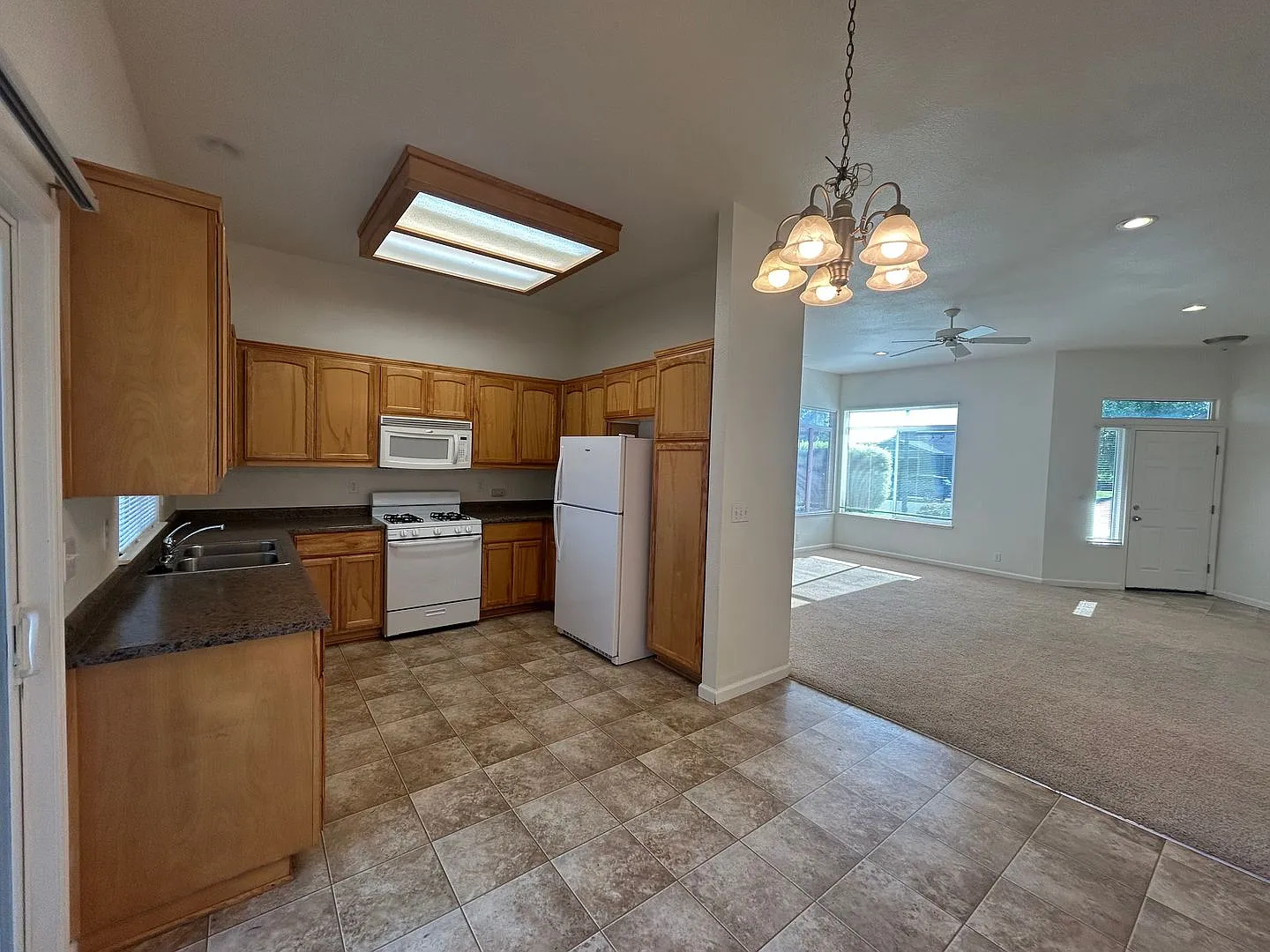 Beautiful 3-Bedroom Home Near Table Mountain Golf Course Perfect for Commuters! — Photo 3