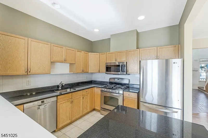 3 bed, 2.5 bath, $3,700 — Photo 3