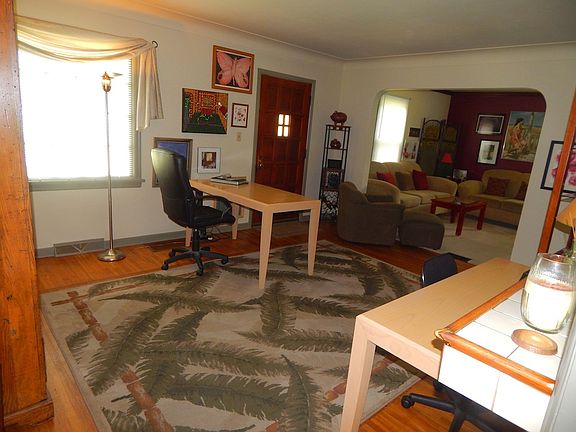 3Familyroom1