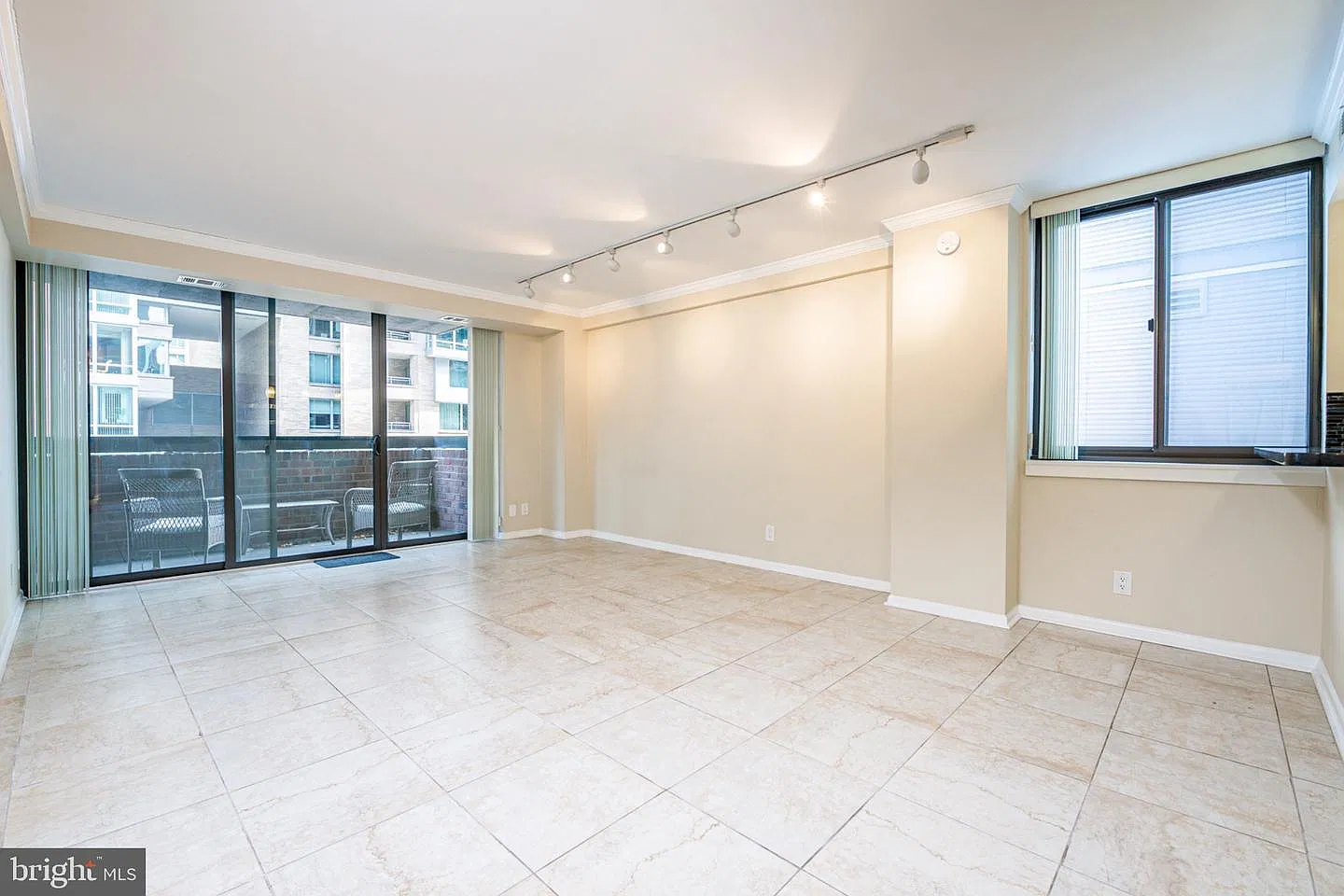 2 bed, 1000 sqft, $4,850 — Photo 2