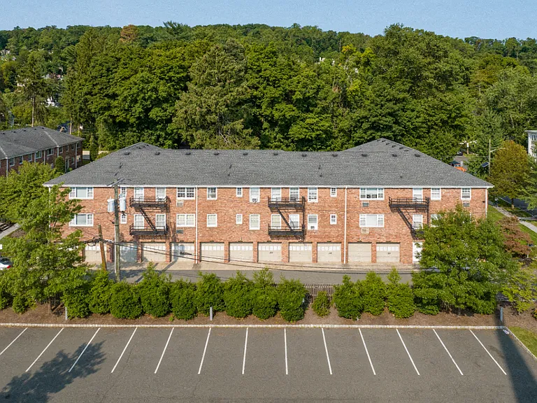 Whitehall Apartments — Photo 17