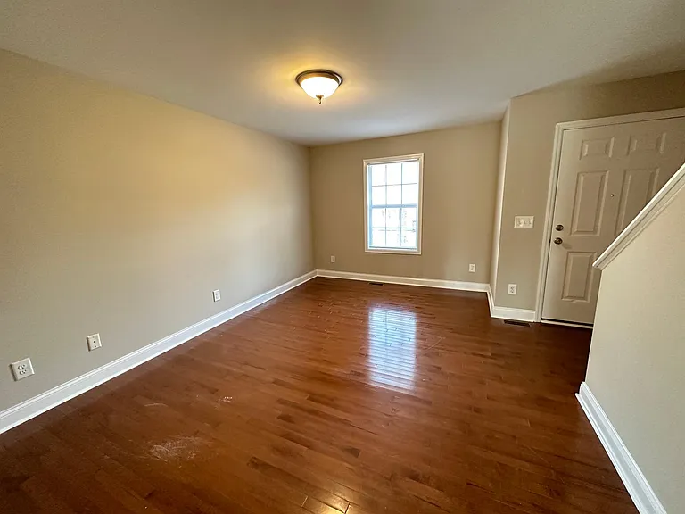 2511 S River Rd — Photo 2