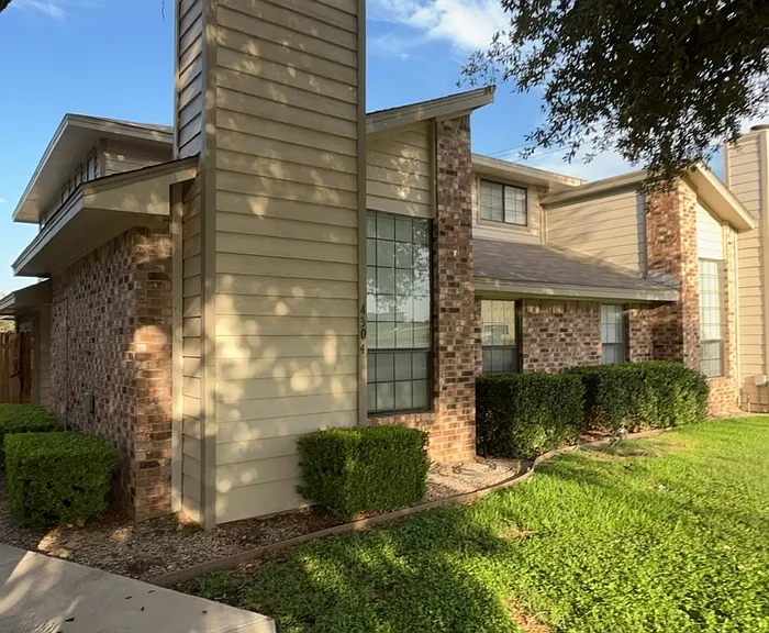 4304 Hulen Cir E — Photo 1