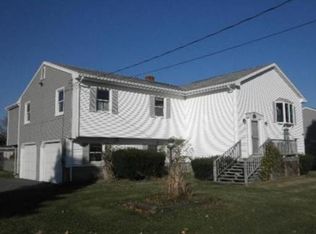 44 Wamsutta Ln, Portsmouth, RI 02871