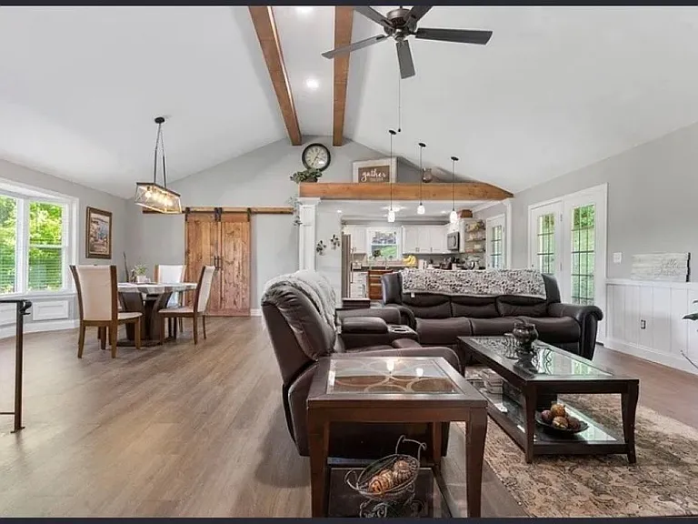 3704 Hilldale Dr NE — Photo 3