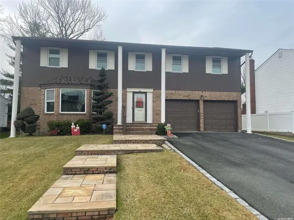 4 Coachman Drive, Roslyn, NY 11576