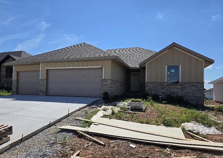1st image of 931 S Pindall Lane