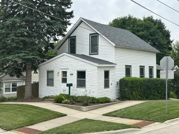 325 E Lincoln Ave, Barrington, IL 60010