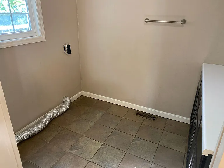 342 Hillcrest Dr — Photo 3
