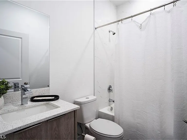 1150 Darling St E — Photo 13