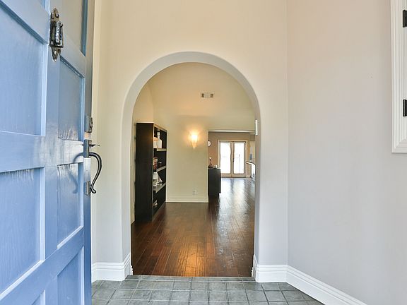 5th image of 937 Masselin Ave