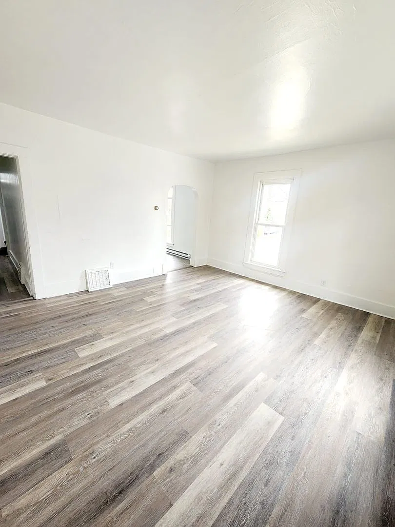 Wayne St W Duplex (931 and 931 1/2) — Photo 2