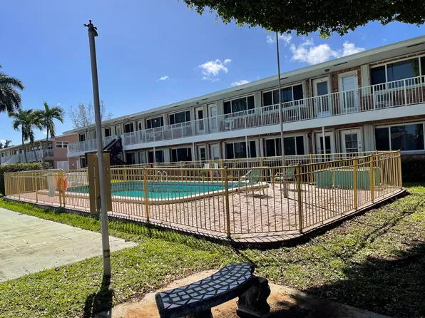 450 Layne Blvd APT 14, Hallandale, FL 33009