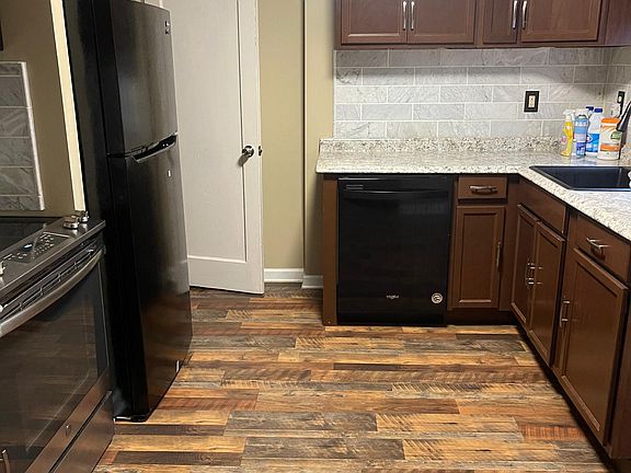 Recently renovated kitchen w/ new appliances