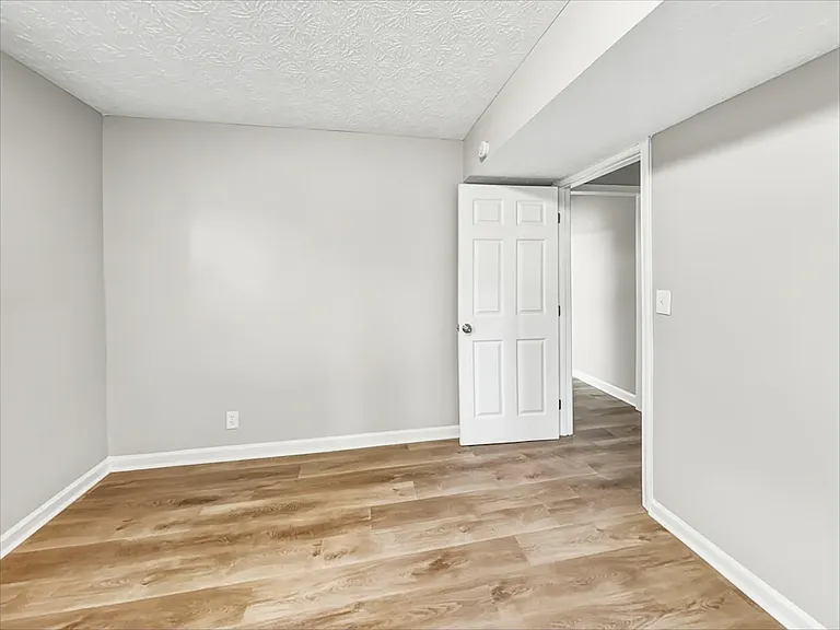 2723 Rockdale Dr — Photo 2