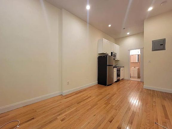 3rd image of 415 W 56th St APT 4
